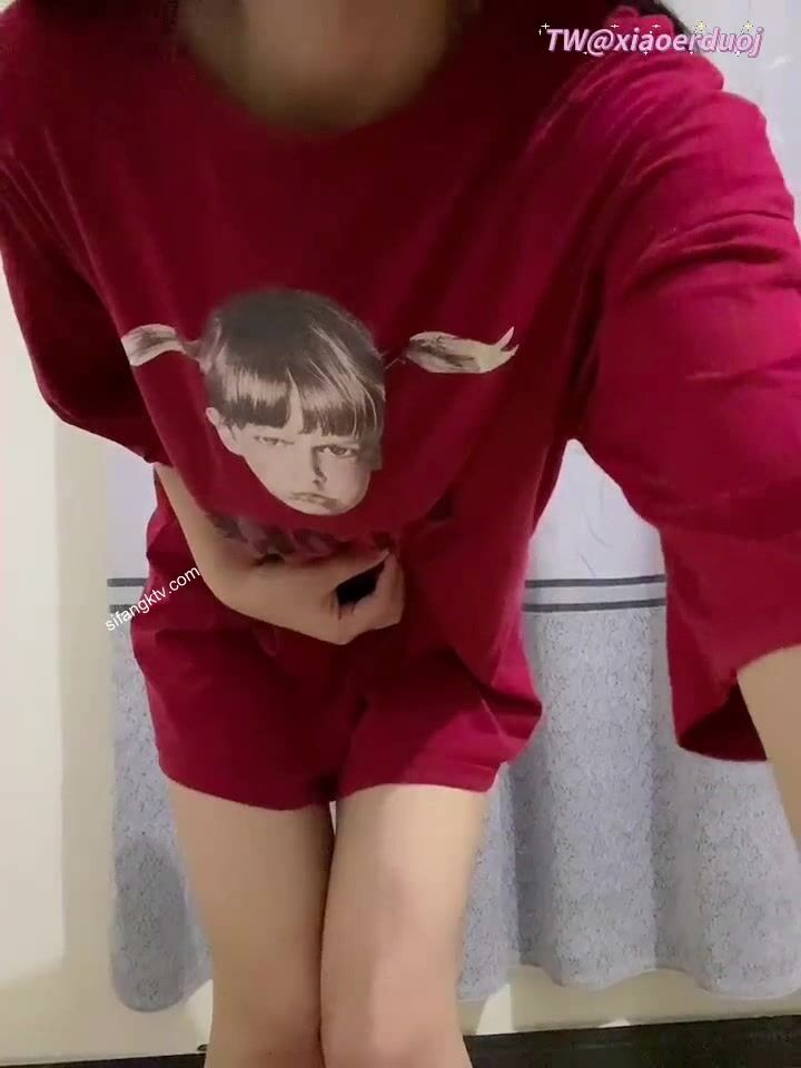 推特可愛蘿莉00後母狗『小耳朵』JK校服狗鏈露出紫薇 粉嫩美穴 噴水小榨汁機 高清 (3)