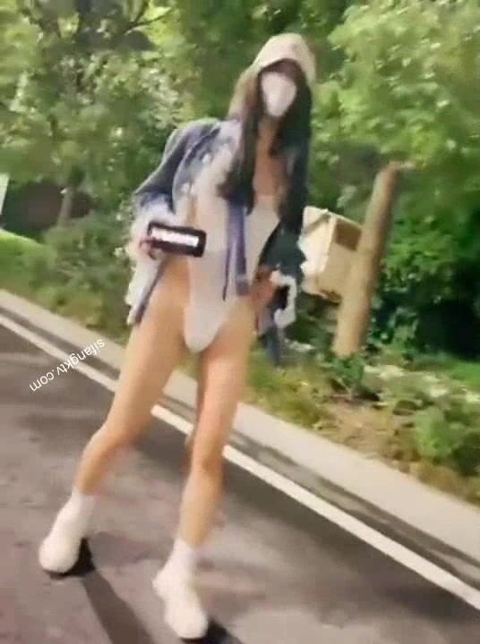 推特可愛蘿莉00後母狗『小耳朵』JK校服狗鏈露出紫薇 粉嫩美穴 噴水小榨汁機 高清 (24)