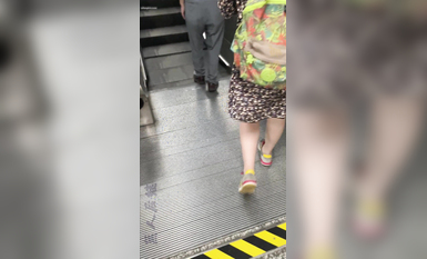 瘋狂偷拍各種小姐姐裙底 邪惡手指開啟 直接用手掀裙子抄底 超邪惡第二彈 超清4K (11)