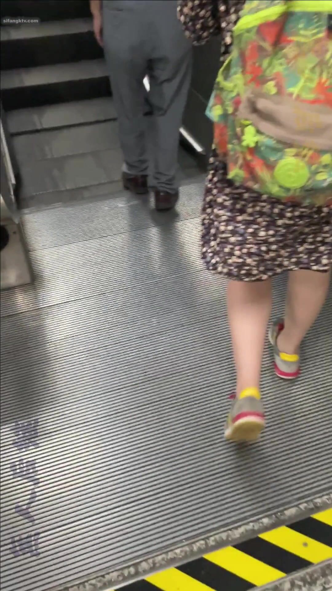 瘋狂偷拍各種小姐姐裙底 邪惡手指開啟 直接用手掀裙子抄底 超邪惡第二彈 超清4K (11)