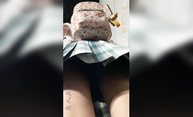 瘋狂偷拍各種小姐姐裙底 邪惡手指開啟 直接用手掀裙子抄底 超邪惡第二彈 超清4K (12)