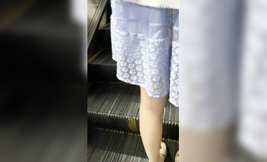 瘋狂偷拍各種小姐姐裙底 邪惡手指開啟 直接用手掀裙子抄底 超邪惡第二彈 超清4K (14)