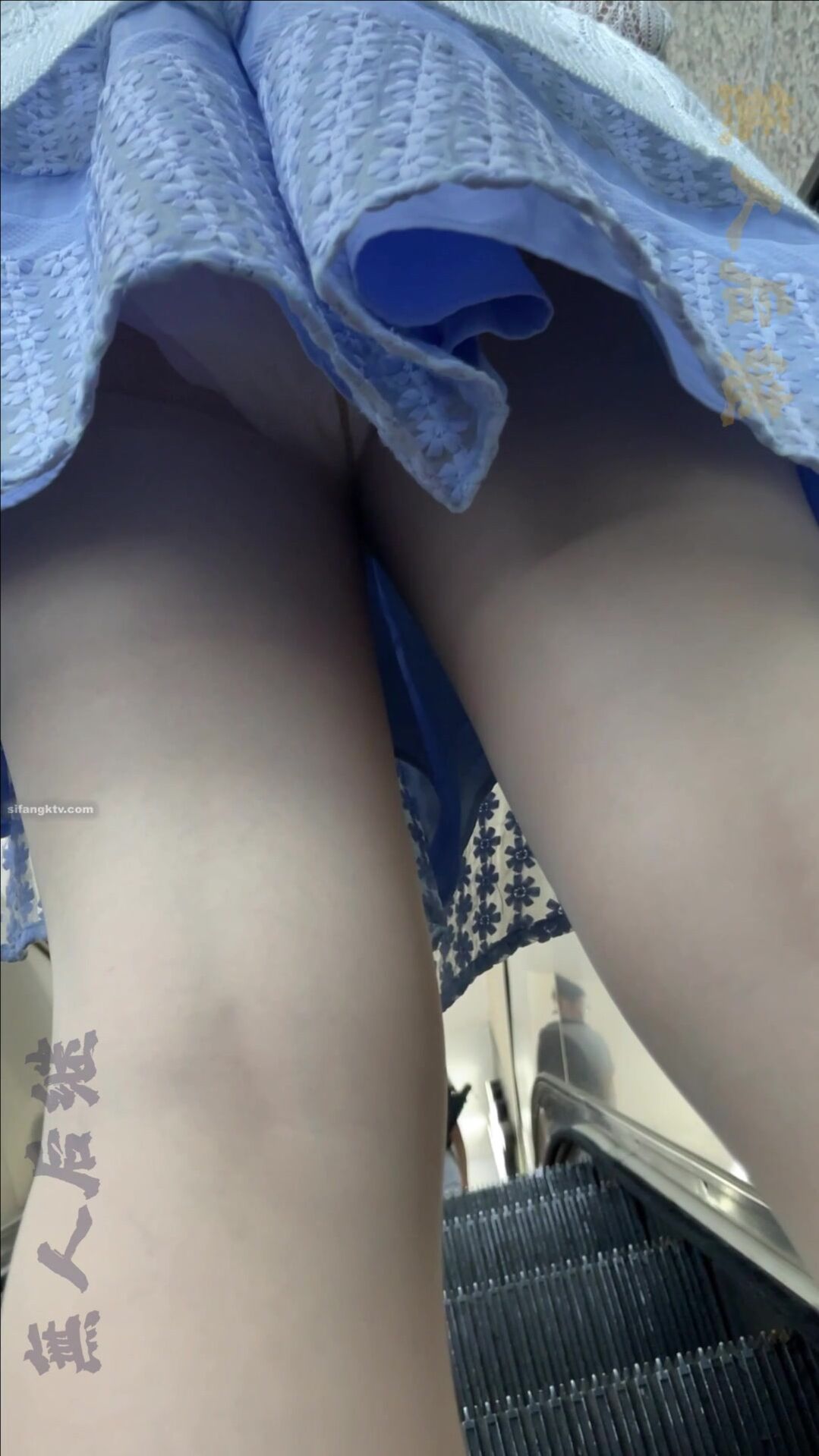 瘋狂偷拍各種小姐姐裙底 邪惡手指開啟 直接用手掀裙子抄底 超邪惡第二彈 超清4K (14)