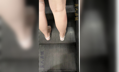 瘋狂偷拍各種小姐姐裙底 邪惡手指開啟 直接用手掀裙子抄底 超邪惡第二彈 超清4K (17)