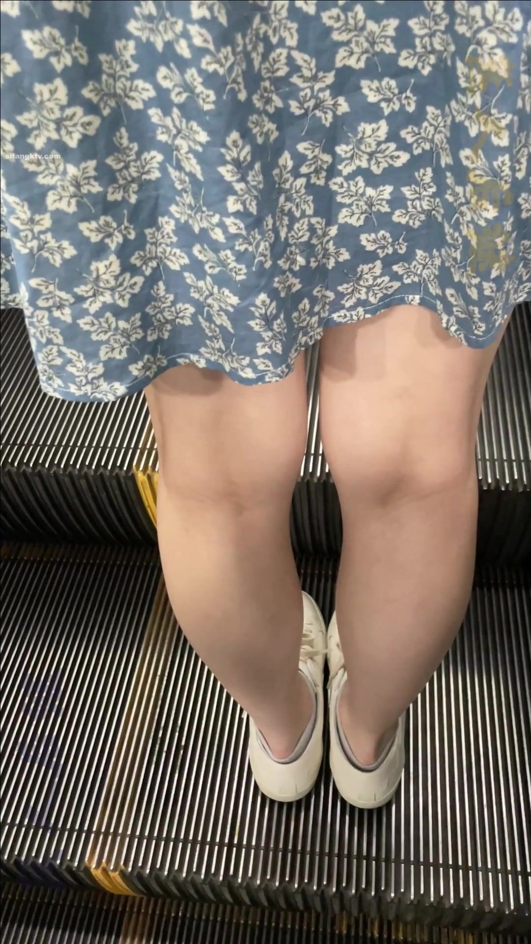 瘋狂偷拍各種小姐姐裙底 邪惡手指開啟 直接用手掀裙子抄底 超邪惡第二彈 超清4K (18)