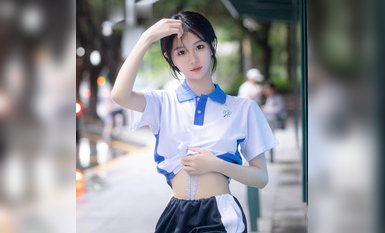 颜值和身材都不错的清纯小美女