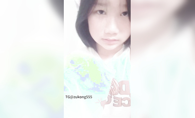 很害羞的高中妹，第一次掰开屁股给导师看，害羞的脸通红
