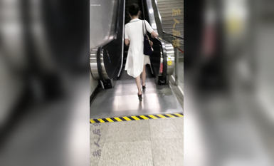 瘋狂偷拍各種小姐姐裙底 邪惡手指開啟 直接用手掀裙子抄底 超邪惡第二彈 超清4K (22)