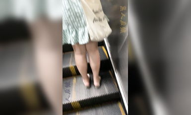 瘋狂偷拍各種小姐姐裙底 邪惡手指開啟 直接用手掀裙子抄底 超邪惡第二彈 超清4K (23)