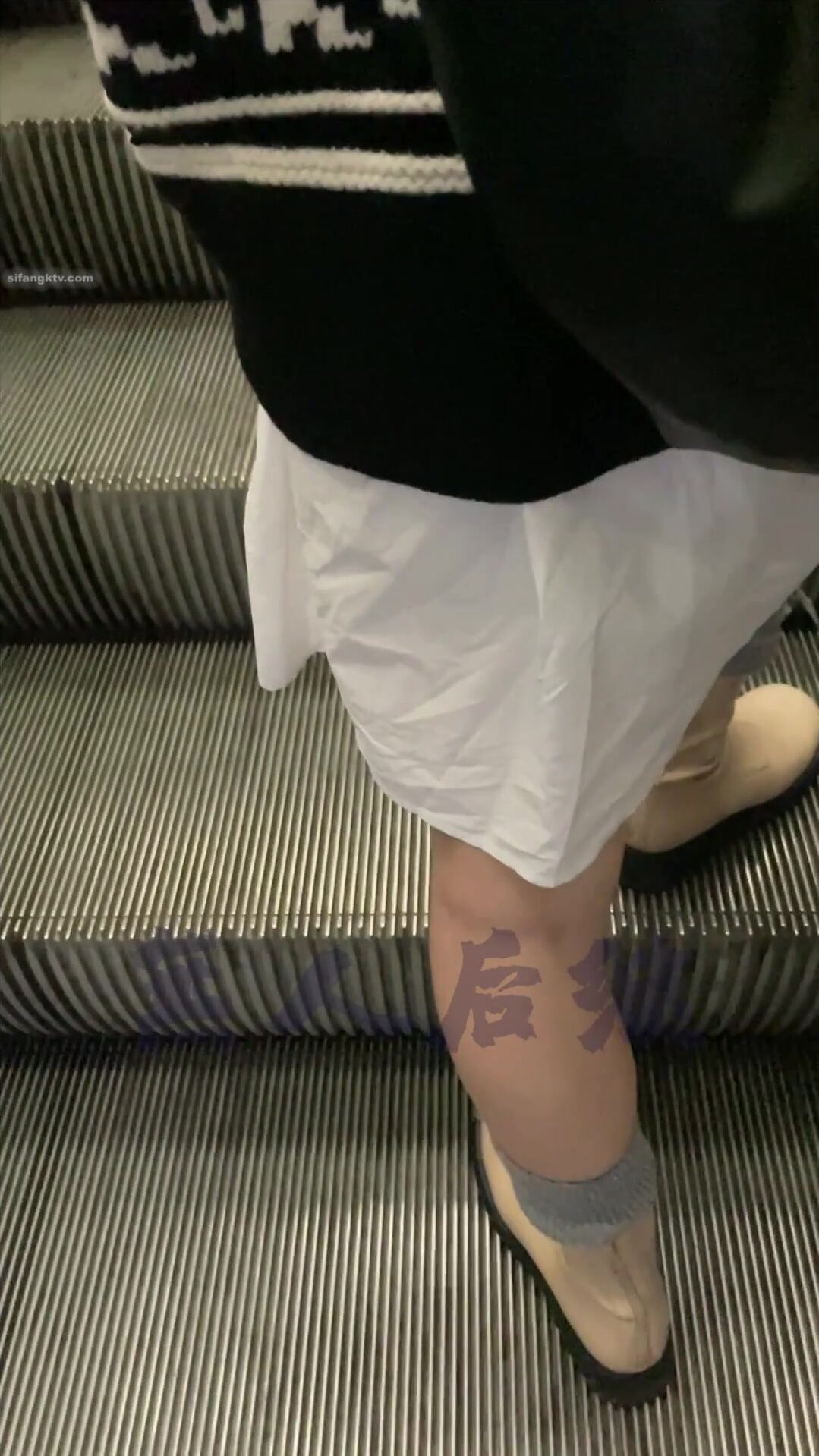 瘋狂偷拍各種小姐姐裙底 邪惡手指開啟 直接用手掀裙子抄底 超邪惡第二彈 超清4K (28)