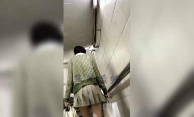 瘋狂偷拍各種小姐姐裙底 邪惡手指開啟 直接用手掀裙子抄底 超邪惡第二彈 超清4K (34)