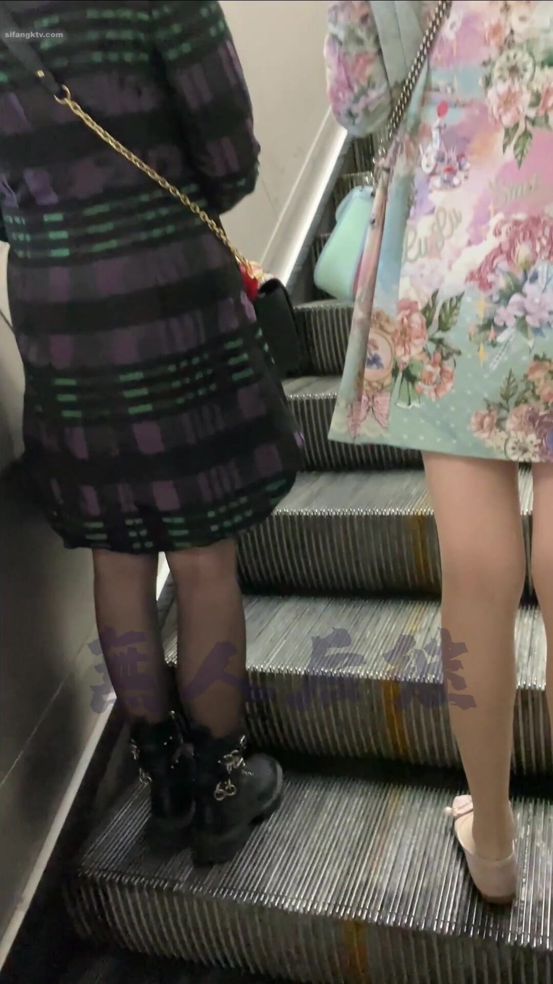 瘋狂偷拍各種小姐姐裙底 邪惡手指開啟 直接用手掀裙子抄底 超邪惡第二彈 超清4K (35)