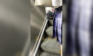 瘋狂偷拍各種小姐姐裙底 邪惡手指開啟 直接用手掀裙子抄底 超邪惡第二彈 超清4K (37)