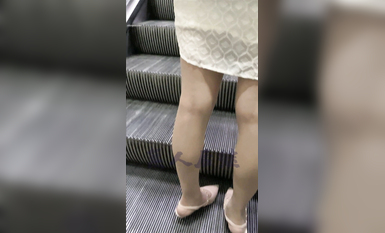 瘋狂偷拍各種小姐姐裙底 邪惡手指開啟 直接用手掀裙子抄底 超邪惡第二彈 超清4K (43)