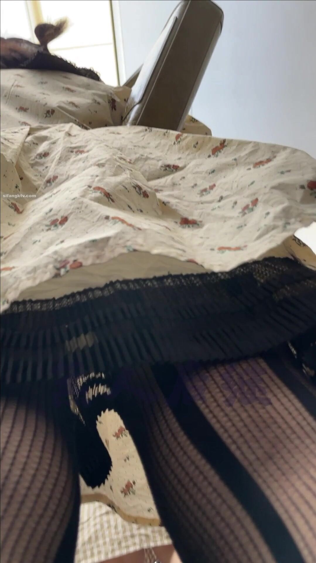 瘋狂偷拍各種小姐姐裙底 邪惡手指開啟 直接用手掀裙子抄底 超邪惡第二彈 超清4K (46)