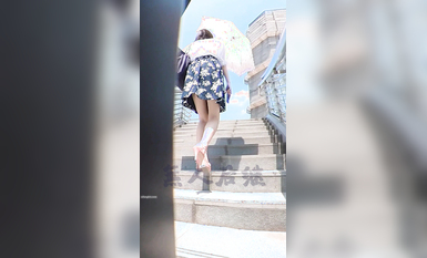 瘋狂偷拍各種小姐姐裙底 邪惡手指開啟 直接用手掀裙子抄底 超邪惡第二彈 超清4K (48)