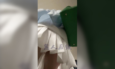 瘋狂偷拍各種小姐姐裙底 邪惡手指開啟 直接用手掀裙子抄底 超邪惡第二彈 超清4K (52)