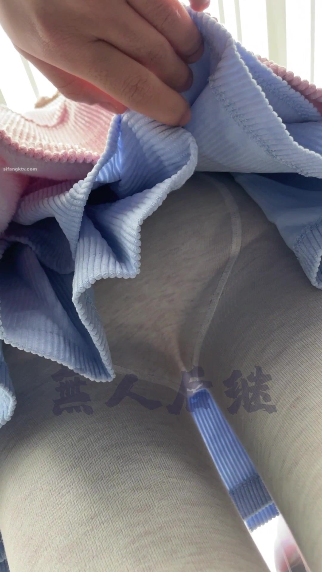 瘋狂偷拍各種小姐姐裙底 邪惡手指開啟 直接用手掀裙子抄底 超邪惡第二彈 超清4K (6)