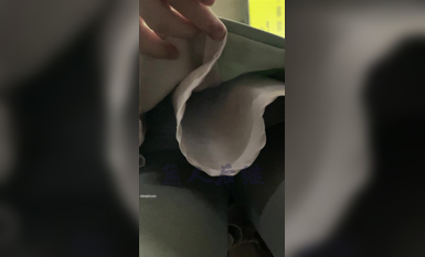 瘋狂偷拍各種小姐姐裙底 邪惡手指開啟 直接用手掀裙子抄底 超邪惡第二彈 超清4K (7)