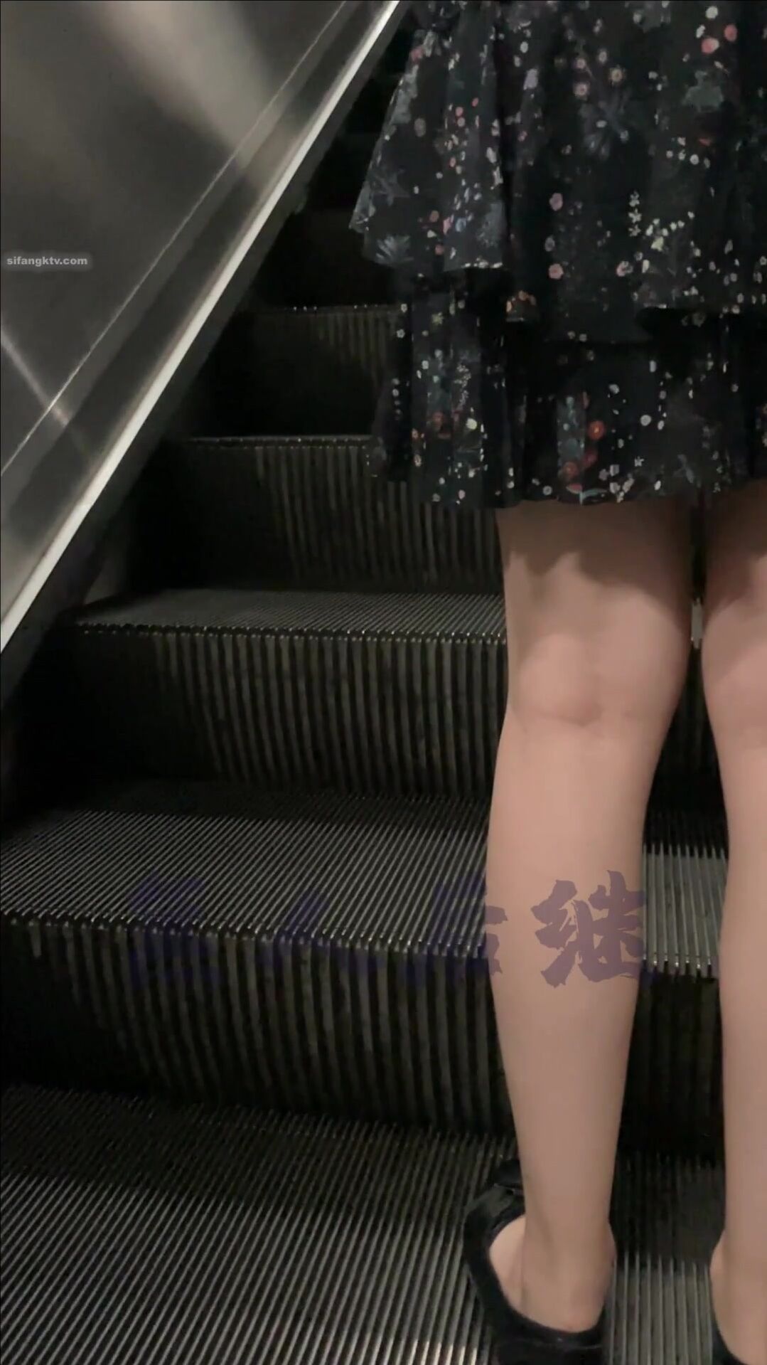 瘋狂偷拍各種小姐姐裙底 邪惡手指開啟 直接用手掀裙子抄底 超邪惡第二彈 超清4K (8)