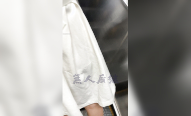 瘋狂偷拍各種小姐姐裙底 邪惡手指開啟 直接用手掀裙子抄底 超邪惡第二彈 超清4K (9)