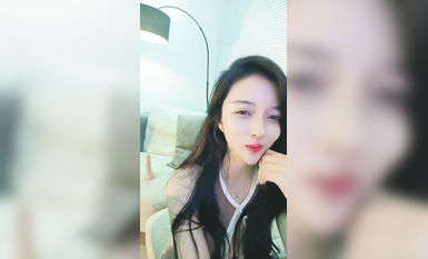 有點混血高挑模特女神，撅起屁股露出美鮑魚，和網友聊聊自己的性事，特寫粉木耳