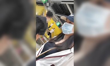 【極品稀缺 頂臀系列】明星見面會貼身頂牛仔褲少婦 (2)