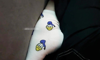 膽大包天！大色狼大神在各種場合，露出雞巴頂到妹子臀部-偷頂在沙發喂貓的女同學