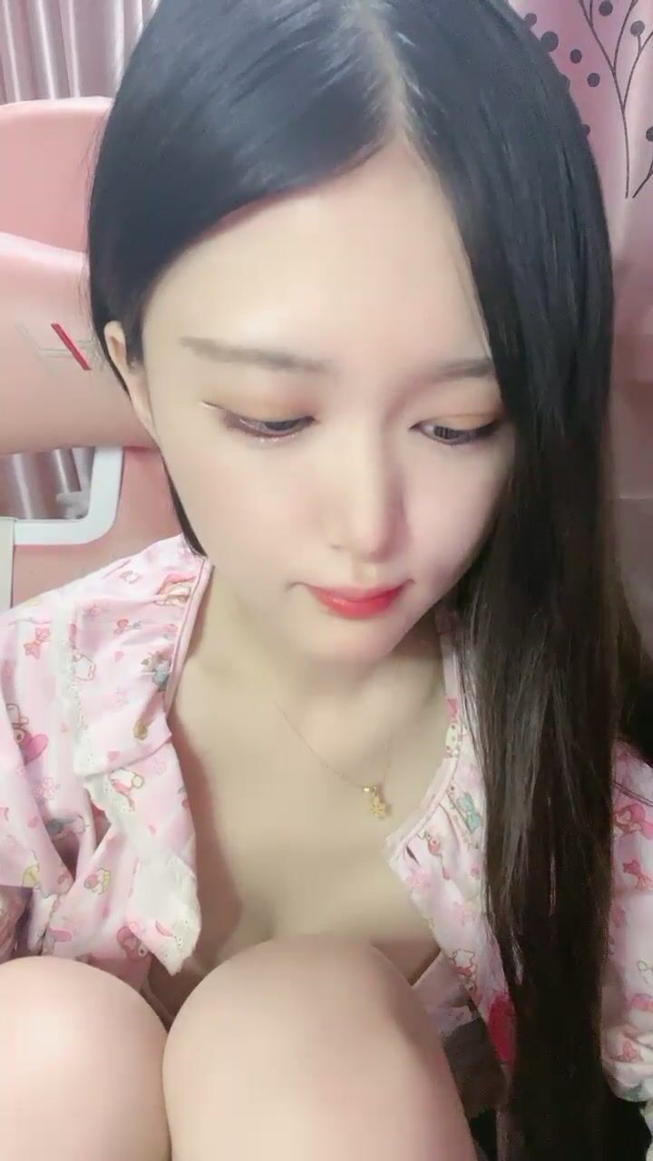 又一個頂級清純蘿莉下海，9分顏臉蛋兒太過精緻，還有豐滿的粉嫩乳房，筆直的一雙美腿 (1)