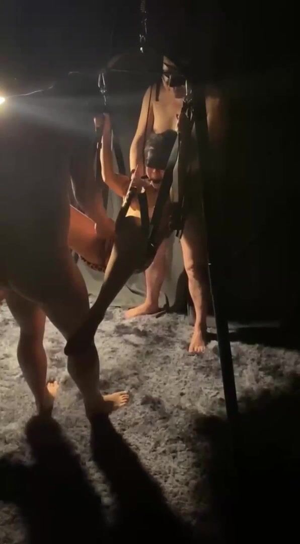 推特調教大神博主『縛青主』最新魔性調教 黑絲蒙眼捆綁 群交站炮挨個操 高清 (4)