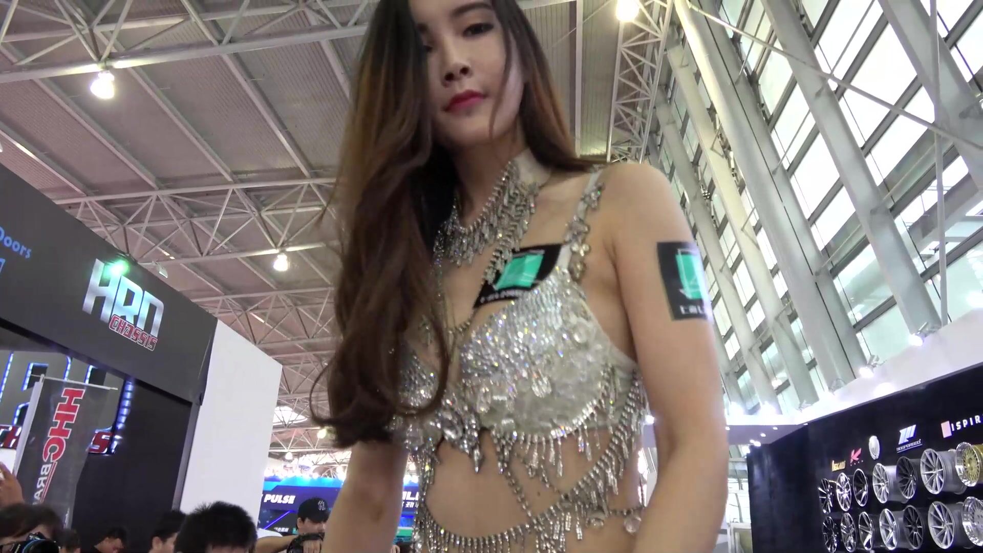 【國內車展】稀缺好貨視覺沖擊 豐乳肥臀、露奶露毛 個個頂級美女 1  (1)