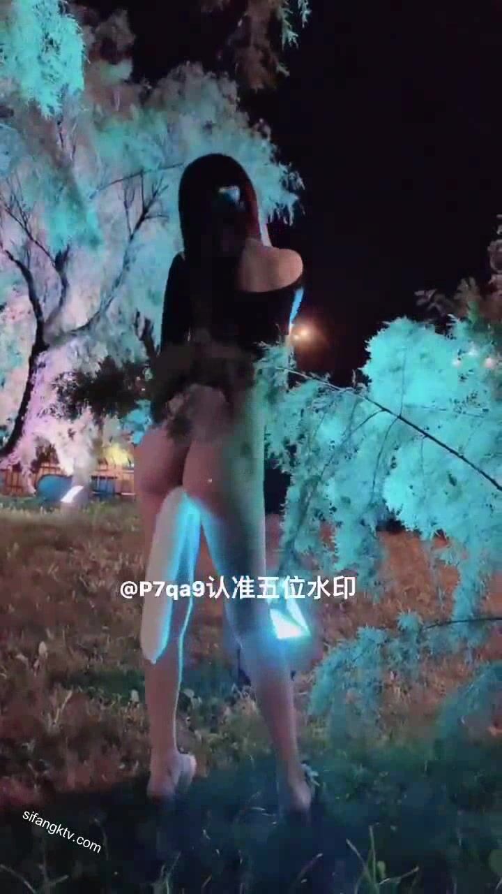 尤物反差婊，推特頂級美腿蜜臀小網紅-LC小狐狸 色女的膽子都是這么大嗎？公共場合如此暴露，大爺們的眼睛都翻直了小視頻集 (36)