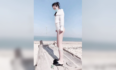 尤物反差婊，推特頂級美腿蜜臀小網紅-LC小狐狸 色女的膽子都是這么大嗎？公共場合如此暴露，大爺們的眼睛都翻直了小視頻集 (9)