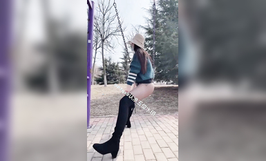 尤物反差婊，推特頂級美腿蜜臀小網紅-LC小狐狸 色女的膽子都是這么大嗎？公共場合如此暴露，大爺們的眼睛都翻直了小視頻集 (95)