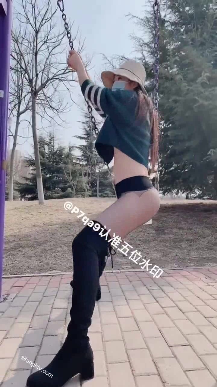 尤物反差婊，推特頂級美腿蜜臀小網紅-LC小狐狸 色女的膽子都是這么大嗎？公共場合如此暴露，大爺們的眼睛都翻直了小視頻集 (95)