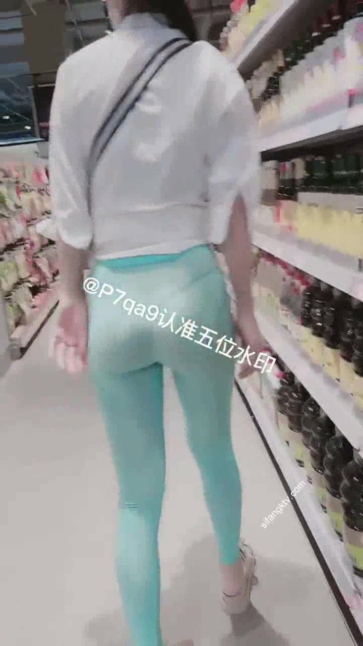 尤物反差婊，推特頂級美腿蜜臀小網紅-LC小狐狸 色女的膽子都是這么大嗎？公共場合如此暴露，大爺們的眼睛都翻直了小視頻集 (35)