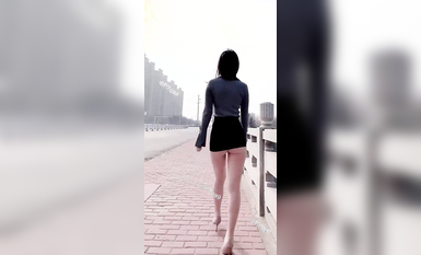 尤物反差婊，推特頂級美腿蜜臀小網紅-LC小狐狸 色女的膽子都是這么大嗎？公共場合如此暴露，大爺們的眼睛都翻直了小視頻集 (97)