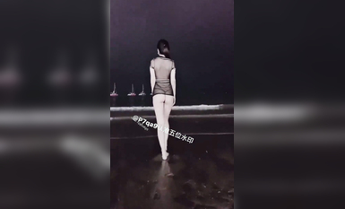 尤物反差婊，推特頂級美腿蜜臀小網紅-LC小狐狸 色女的膽子都是這么大嗎？公共場合如此暴露，大爺們的眼睛都翻直了小視頻集 (15)