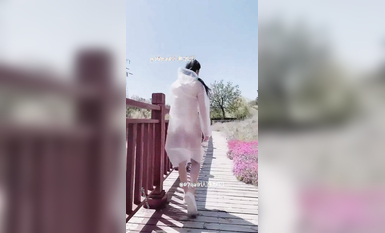 尤物反差婊，推特頂級美腿蜜臀小網紅-LC小狐狸 色女的膽子都是這么大嗎？公共場合如此暴露，大爺們的眼睛都翻直了小視頻集 (53)