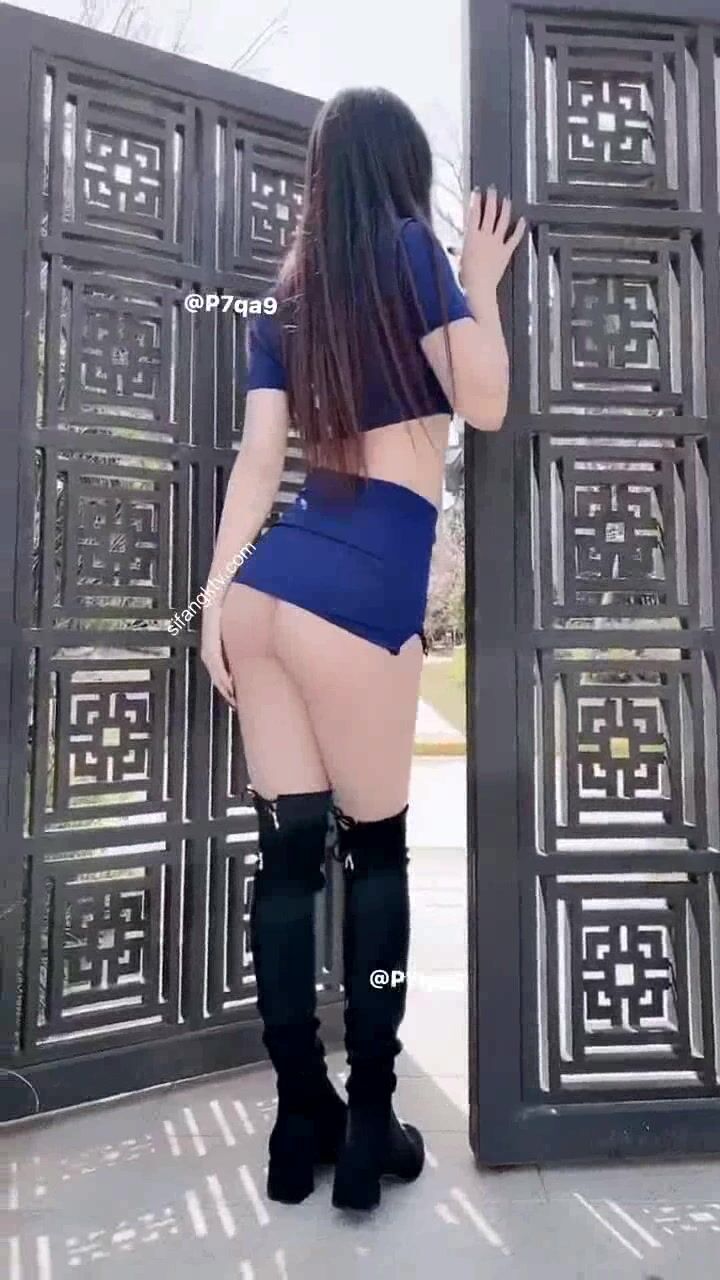 尤物反差婊，推特頂級美腿蜜臀小網紅-LC小狐狸 色女的膽子都是這么大嗎？公共場合如此暴露，大爺們的眼睛都翻直了小視頻集 (60)