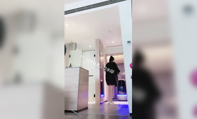 尤物反差婊，推特頂級美腿蜜臀小網紅-LC小狐狸 色女的膽子都是這么大嗎？公共場合如此暴露，大爺們的眼睛都翻直了小視頻集 (27)