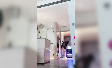 尤物反差婊，推特頂級美腿蜜臀小網紅-LC小狐狸 色女的膽子都是這么大嗎？公共場合如此暴露，大爺們的眼睛都翻直了小視頻集 (27)