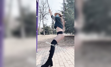 尤物反差婊，推特頂級美腿蜜臀小網紅-LC小狐狸 色女的膽子都是這么大嗎？公共場合如此暴露，大爺們的眼睛都翻直了小視頻集 (10)