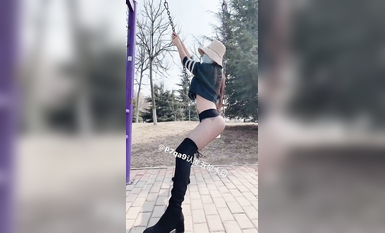 尤物反差婊，推特頂級美腿蜜臀小網紅-LC小狐狸 色女的膽子都是這么大嗎？公共場合如此暴露，大爺們的眼睛都翻直了小視頻集 (10)