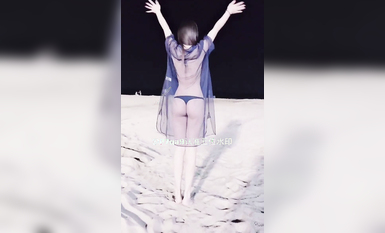 尤物反差婊，推特頂級美腿蜜臀小網紅-LC小狐狸 色女的膽子都是這么大嗎？公共場合如此暴露，大爺們的眼睛都翻直了小視頻集 (99)