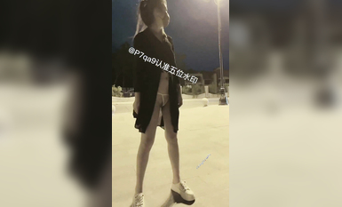 尤物反差婊，推特頂級美腿蜜臀小網紅-LC小狐狸 色女的膽子都是這么大嗎？公共場合如此暴露，大爺們的眼睛都翻直了小視頻集 (37)