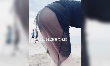 尤物反差婊，推特頂級美腿蜜臀小網紅-LC小狐狸 色女的膽子都是這么大嗎？公共場合如此暴露，大爺們的眼睛都翻直了小視頻集 (75)