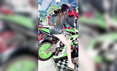 尤物反差婊，推特頂級美腿蜜臀小網紅-LC小狐狸 色女的膽子都是這么大嗎？公共場合如此暴露，大爺們的眼睛都翻直了小視頻集 (71)