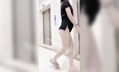 尤物反差婊，推特頂級美腿蜜臀小網紅-LC小狐狸 色女的膽子都是這么大嗎？公共場合如此暴露，大爺們的眼睛都翻直了小視頻集 (92)