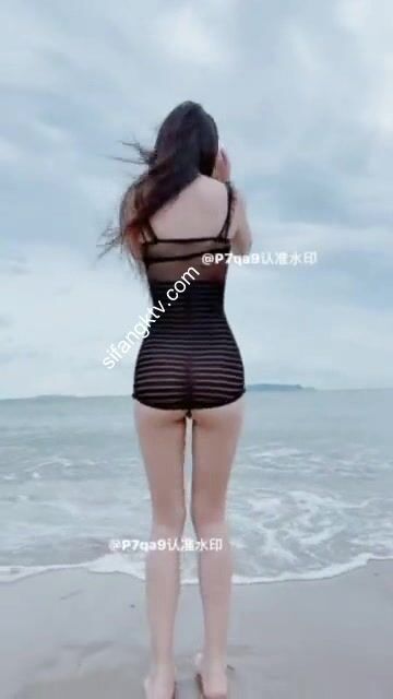 尤物反差婊，推特頂級美腿蜜臀小網紅-LC小狐狸 色女的膽子都是這么大嗎？公共場合如此暴露，大爺們的眼睛都翻直了小視頻集 (106)